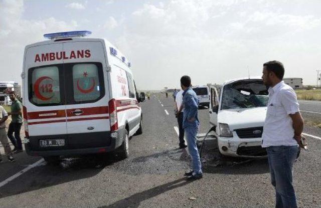 Siverek te Polis Aracı Devrildi: 2 Yaralı 2