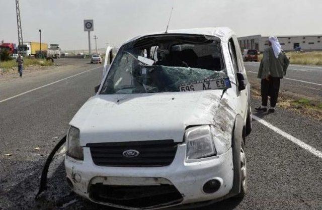 Siverek te Polis Aracı Devrildi: 2 Yaralı 3