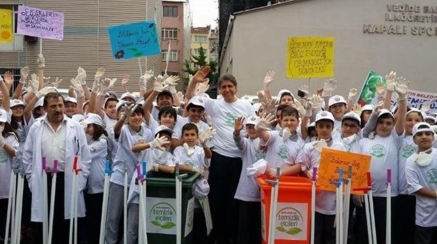 Belediye Başkanı &Ccedil;ocuklarla Birlikte Sokakları Temizledi