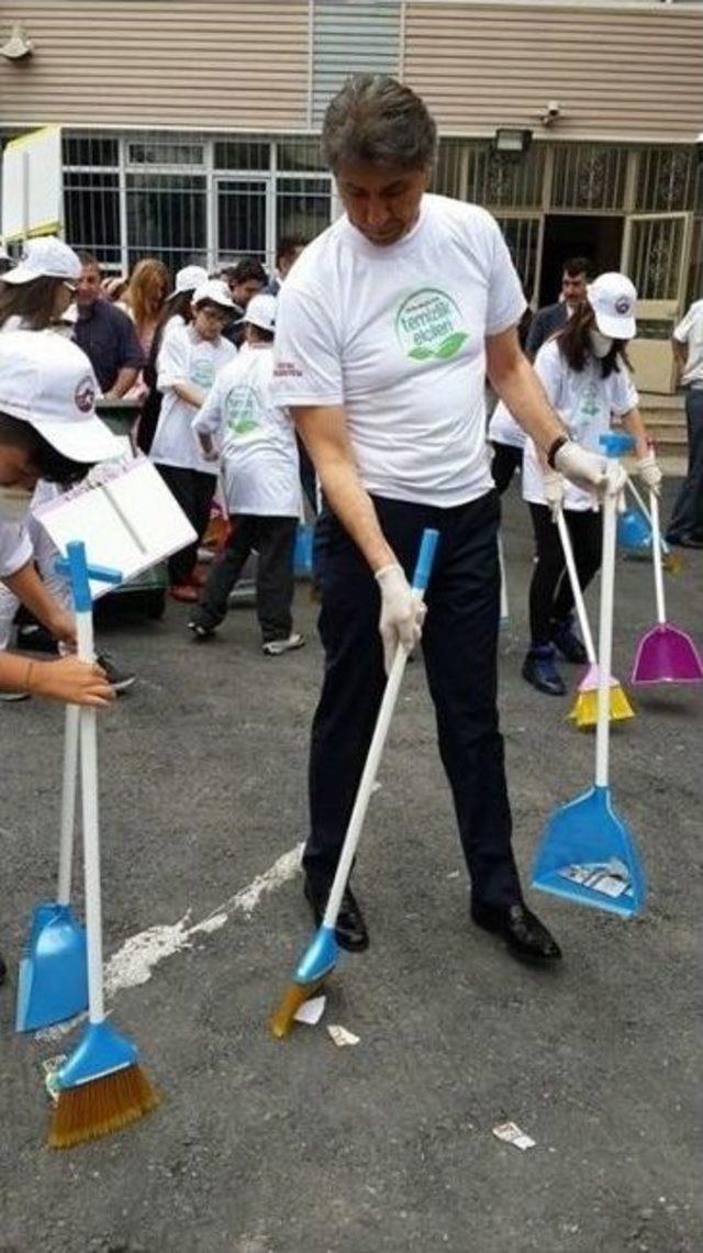 Belediye Başkanı &Ccedil;ocuklarla Birlikte Sokakları Temizledi 1