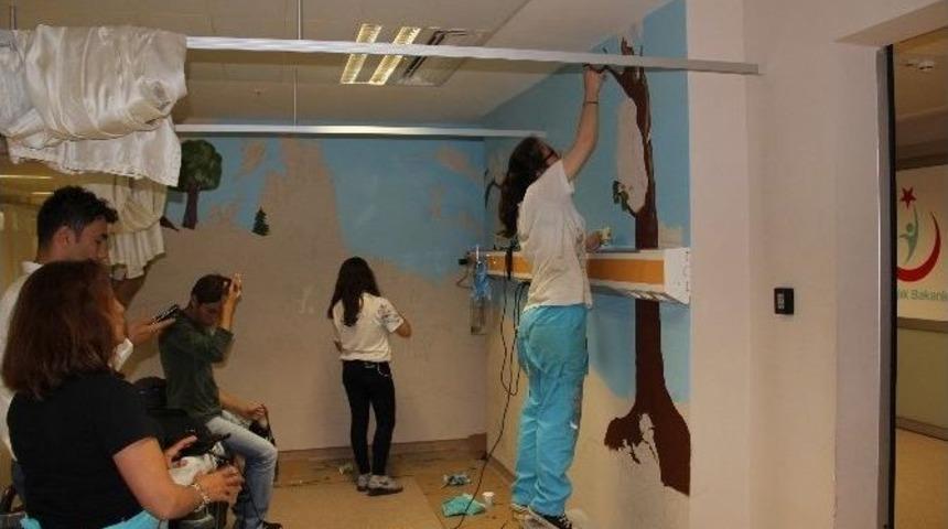 Hastaneye &Ccedil;ocuklar İ&ccedil;in Masal D&uuml;nyası Kahramanlarını &Ccedil;izdiler