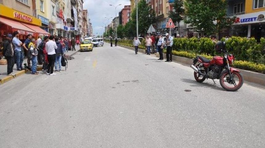 Boz&uuml;y&uuml;k&rsquo;te Trafik Kazası: 2 Yaralı