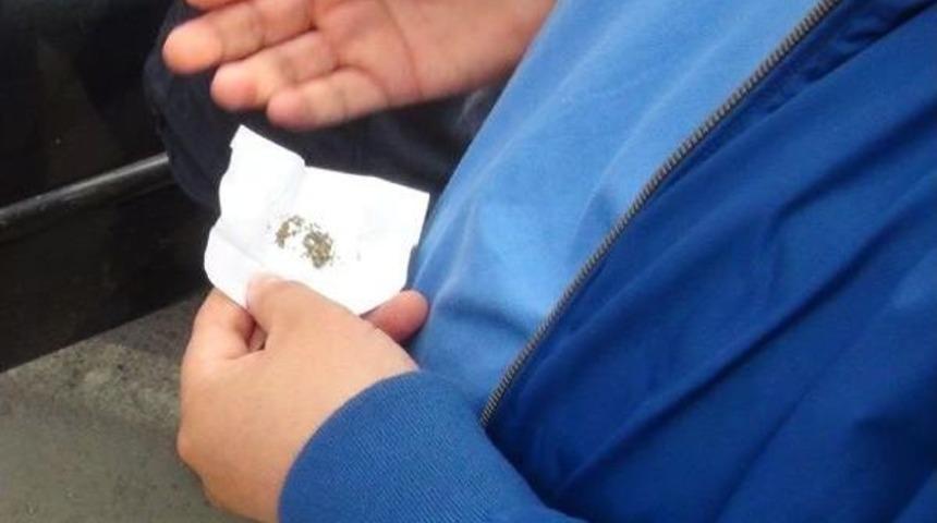 Cep Telefonu  Kapağının Altında Toz Esrar Bulundu
