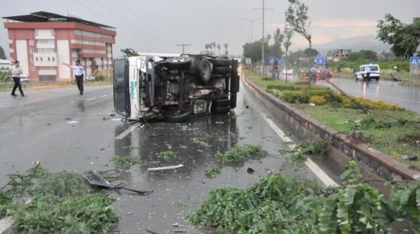 Kamyonet Devrildi: 1 Ağır Yaralı