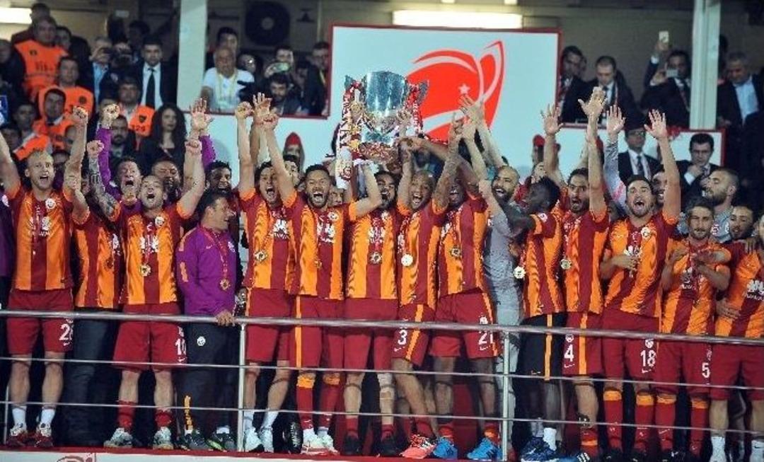 Şampiyon Kupasını Kaldırdı