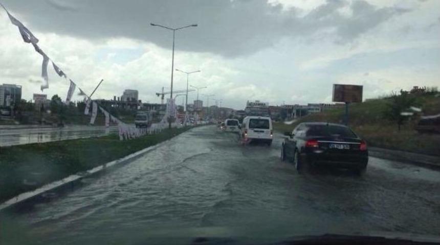 Başkent&rsquo;te Sağnak Yağış Hayatı Olumsuz Etkiledi