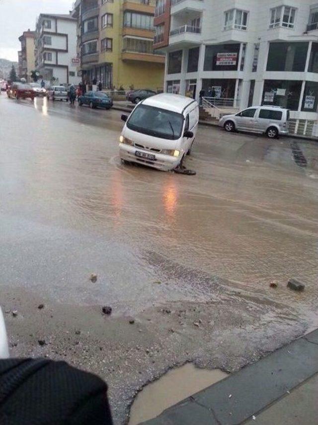 Başkent’te Sağnak Yağış Hayatı Olumsuz Etkiledi