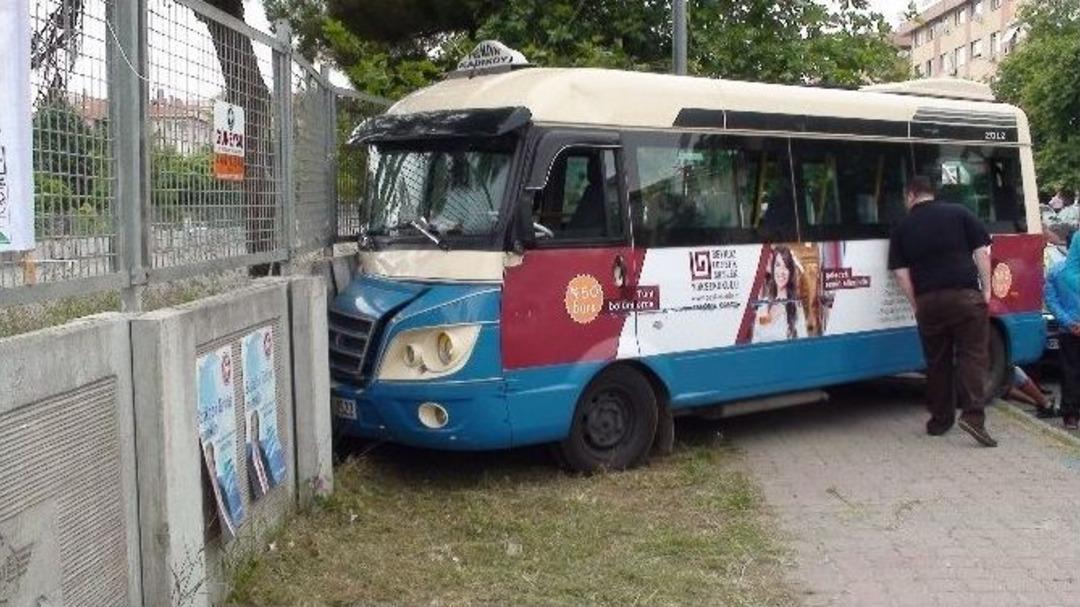 Kartal&rsquo;da Minib&uuml;s&ccedil;&uuml; Dehşeti: 7 Yaralı