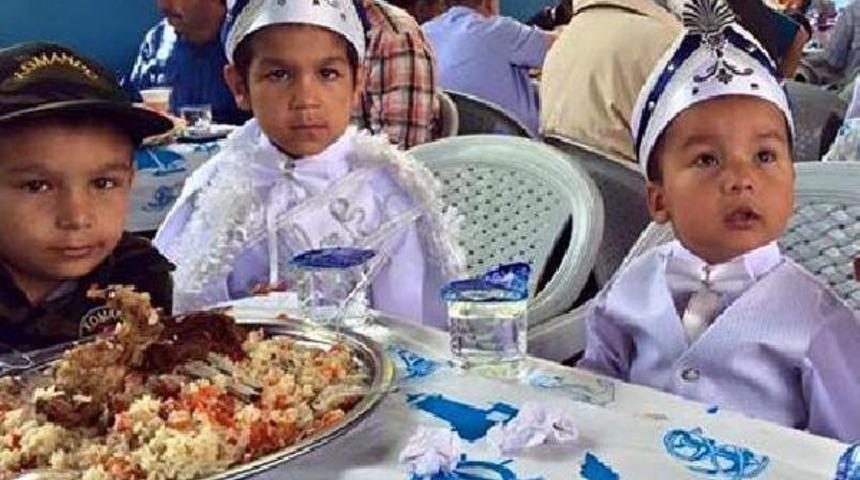 &Ccedil;in'den Ka&ccedil;an Uygur T&uuml;rk&uuml; &Ccedil;ocuklar S&uuml;nnet Oldu