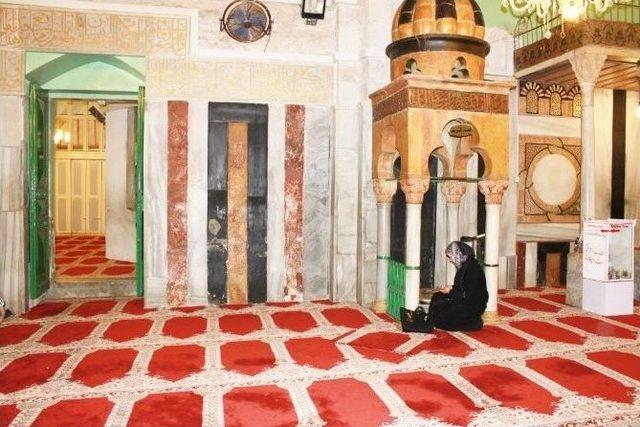 Filistin Halil İbrahim Camii Halıları Tika Tarafından Yenilendi 1