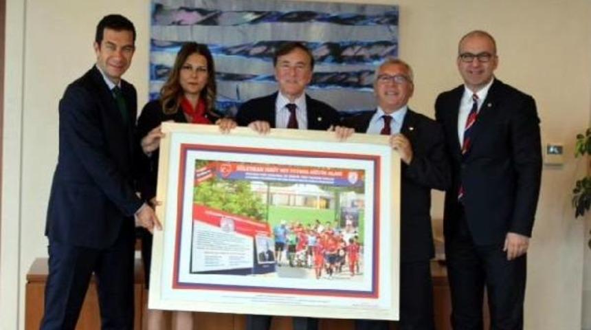 Dedelerinin Kurduğu Altınordu'ya Eczacıbaşı Ilgisi