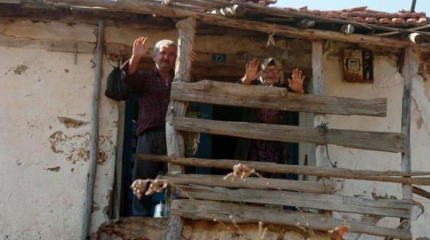 Yaşlı &Ccedil;ift, 266.6 Lirayla 1 Ay Ge&ccedil;iniyor