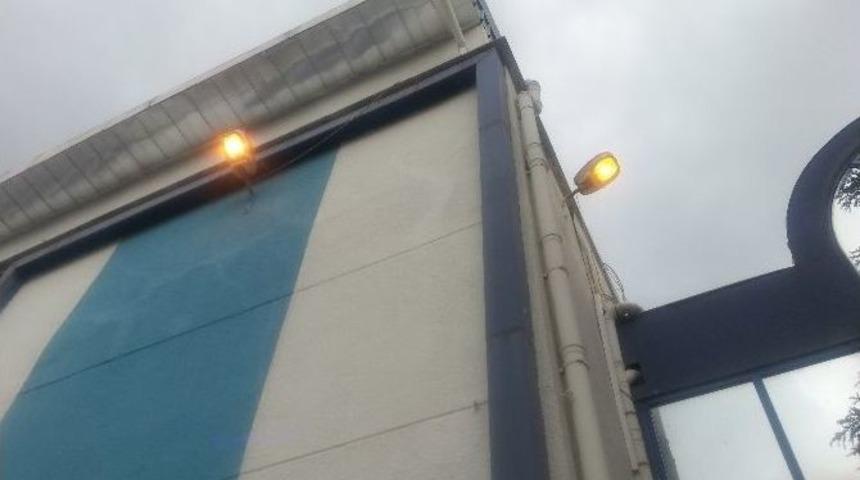 Gece Aydınlatma Lambasının G&uuml;nd&uuml;z Yanmasına Vatandaşlardan Tepki