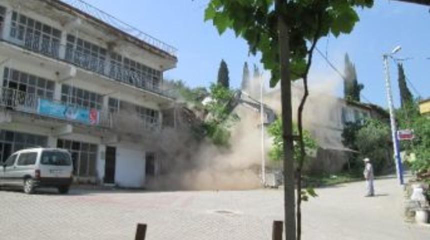 Gemlik&rsquo;te Metruk Binalar Yıkılıyor