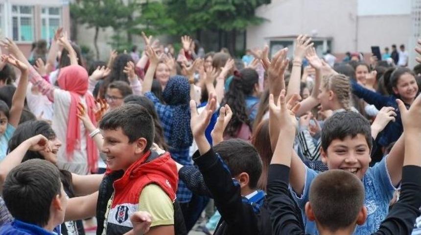 &Ouml;ğrenciler Bahar Şenliğinde Stres Attı