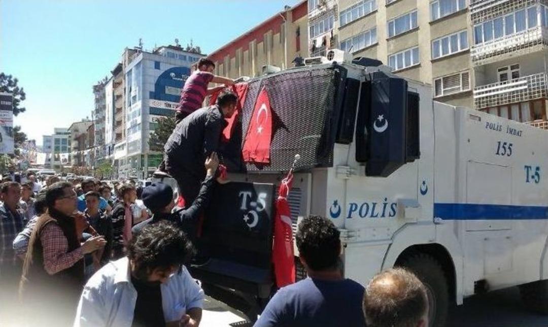 Hdp Mitingi &Ouml;ncesi Ortalık Savaş Alanına D&ouml;nd&uuml;