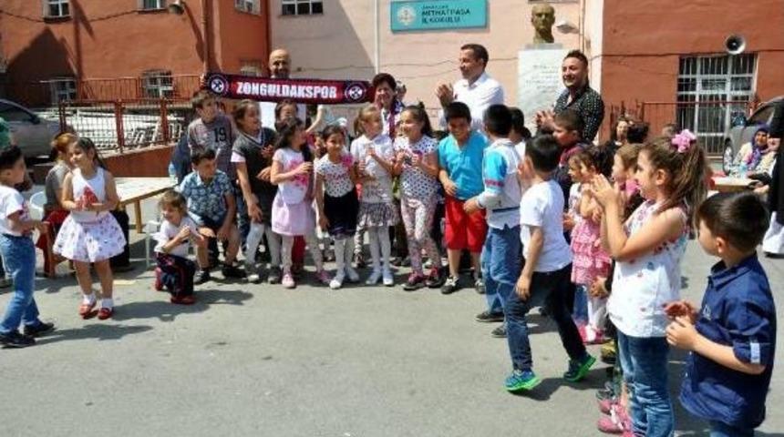 Zonguldak K&ouml;m&uuml;rsporlu Taraftarlardan &Ouml;ğrencilere Dondurma