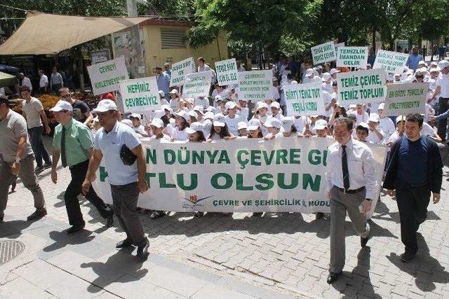 Öğrencilerden Çevre Yürüyüşü