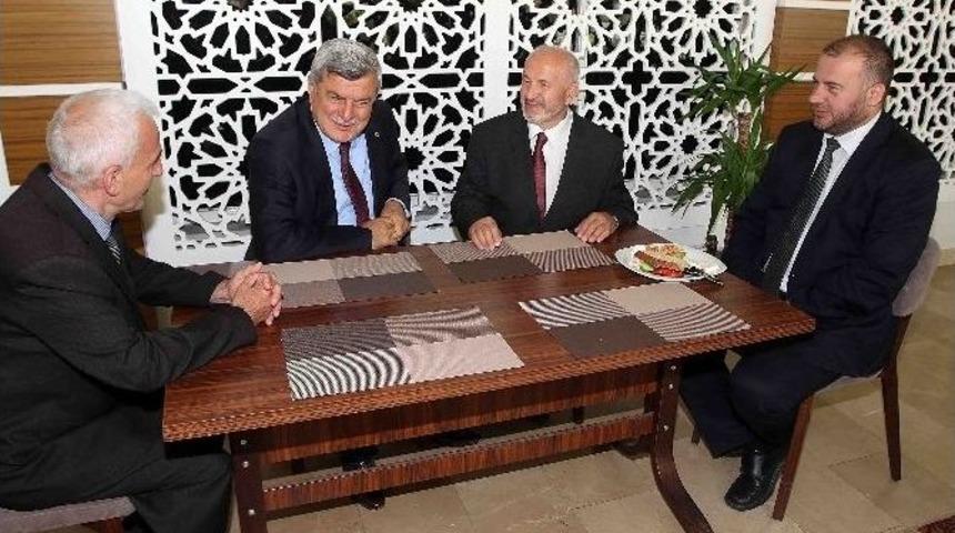 Karaosmanoğlu, Balkan Ziyaret&ccedil;ileriyle Buluştu