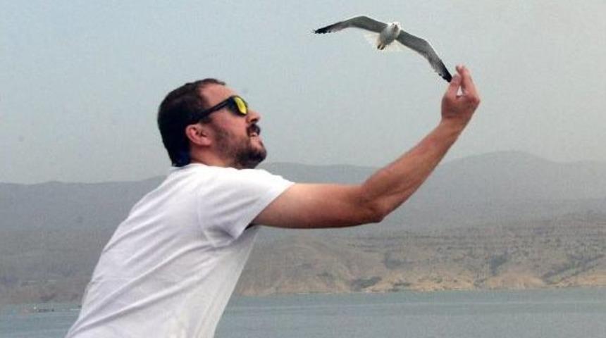 Keban Baraj G&ouml;l&uuml;'nde Feribottan Martılara Simit