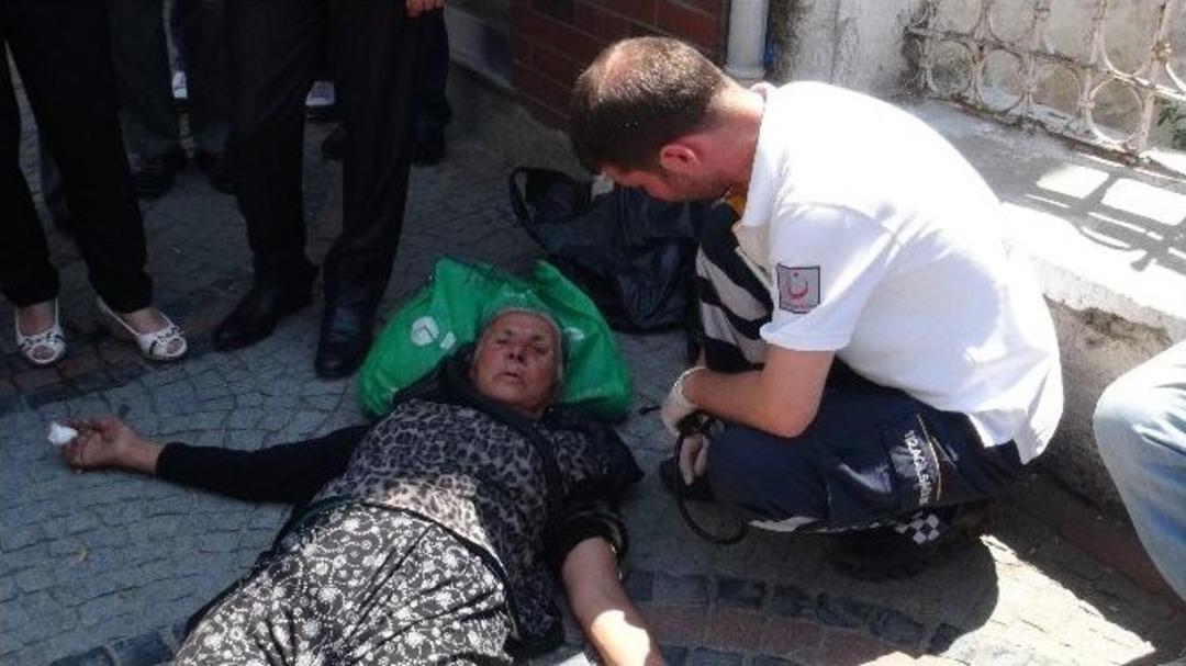 Ka&ccedil;ak İ&ccedil;ki Satışı Yapan 70&rsquo;lik Teyze, Polisi G&ouml;r&uuml;nce Bayılma Numarası Yaptı