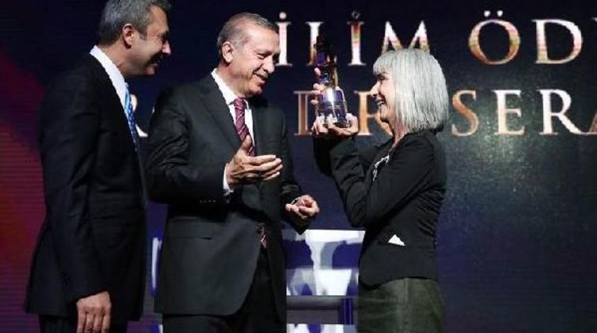 &Ouml;d&uuml;l&uuml; Aldı, Huzurevine Koştu