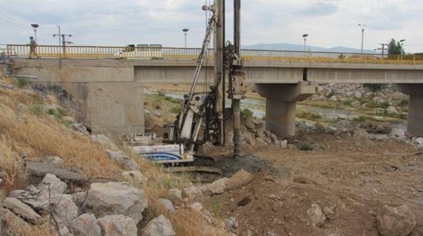 Burhaniye&rsquo;de Karınca Deresi K&ouml;pr&uuml;s&uuml;n&uuml;n Yapımına Başlandı