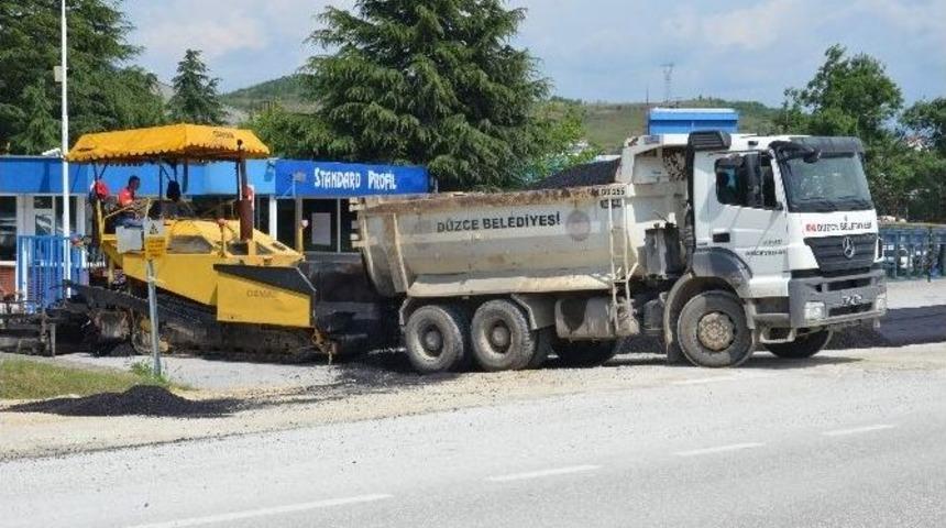 D&uuml;zce Belediyesi Asfalt Ekibi &Ccedil;alışıyor