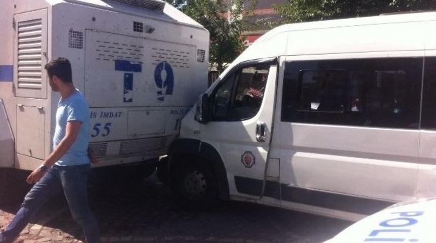 Minib&uuml;s Toma&rsquo;ya &Ccedil;arptı: 4 Yolcu Yaralandı