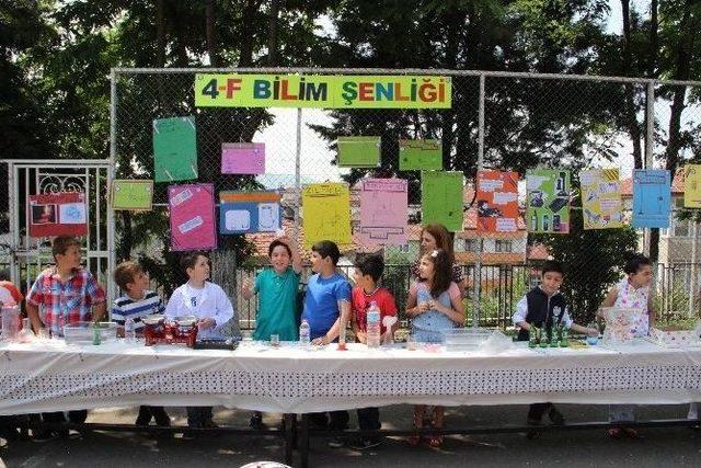 İzmirlioğlu İlkokulu Öğrencileri Bilim Şenliği’nde Deneylerini Gösterdi