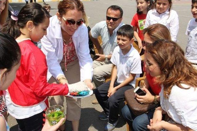 İzmirlioğlu İlkokulu Öğrencileri Bilim Şenliği’nde Deneylerini Gösterdi