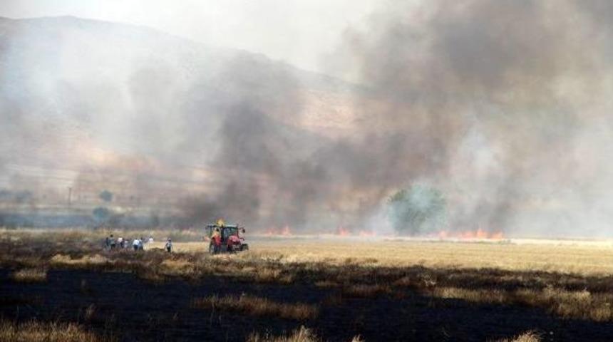 Buğday Tarlasındaki Yangını S&ouml;nd&uuml;rmek I&ccedil;in Seferber Oldular