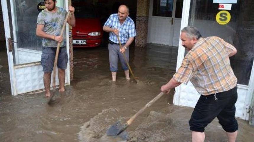 Karab&uuml;k'te Yağmur Su Baskınlarına Yol A&ccedil;tı