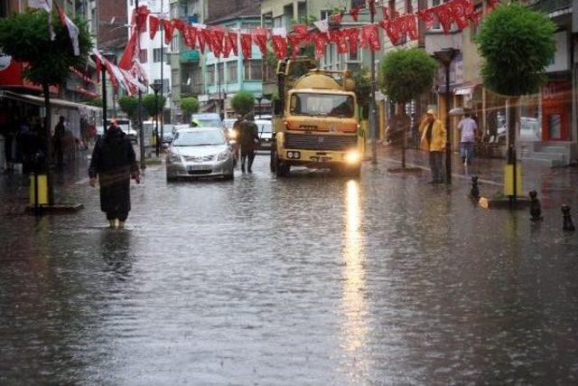 Karabük'te Yağmur Su Baskınlarına Yol Açtı