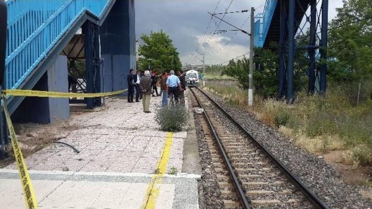 (&ouml;zel Haber) Raylardan Ge&ccedil;mek İsterken Trenin Altında Kaldı