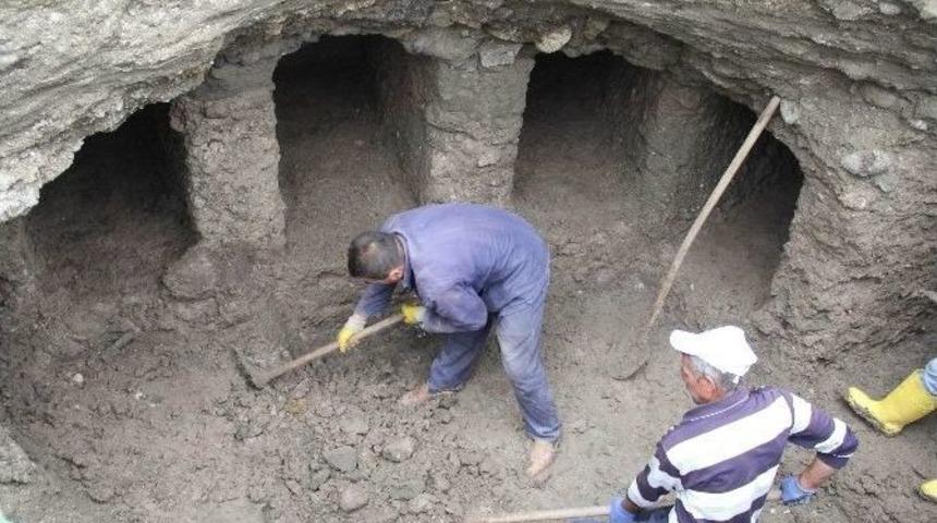 Tarihi Mezarda Kazı &Ccedil;alışmaları Devam Ediyor