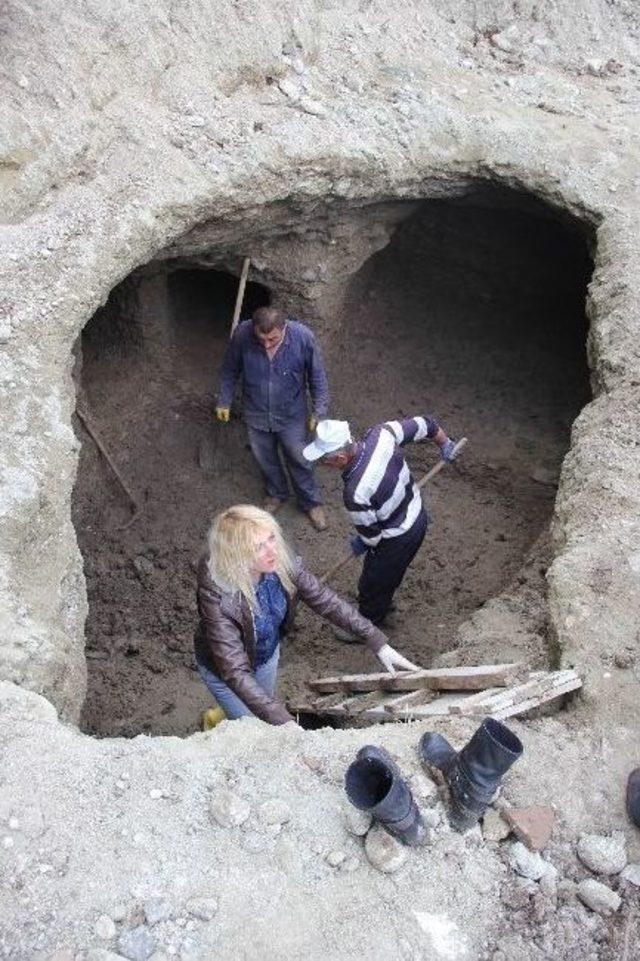 Tarihi Mezarda Kazı Çalışmaları Devam Ediyor