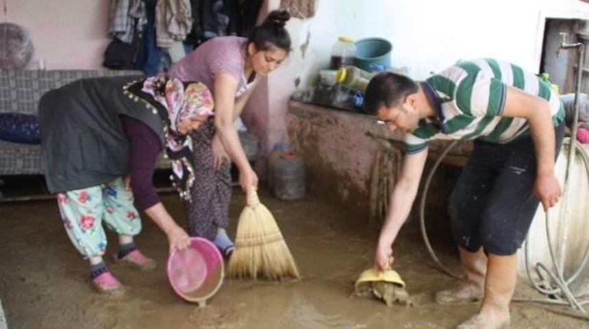 Alaşehir&rsquo;de Dolu Bağları Vurdu