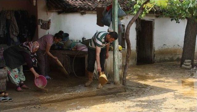 Alaşehir&rsquo;de Dolu Bağları Vurdu 1