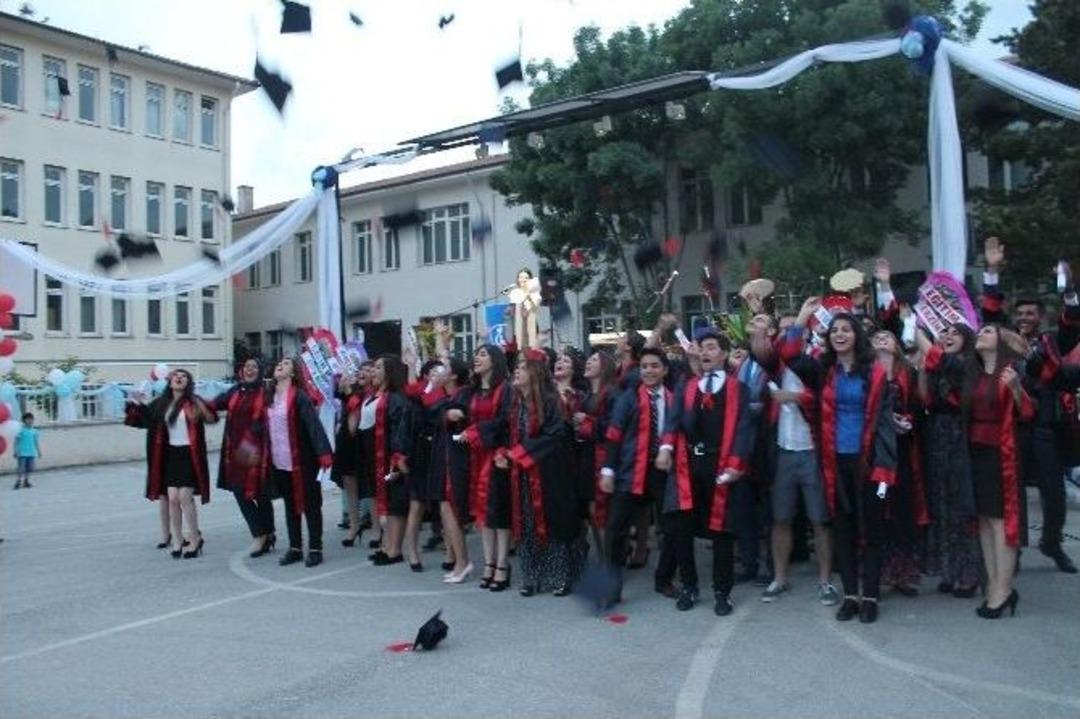 Tarihi Erzincan Lisesi 65. Mezunlarını Coşkuyla Uğurladı