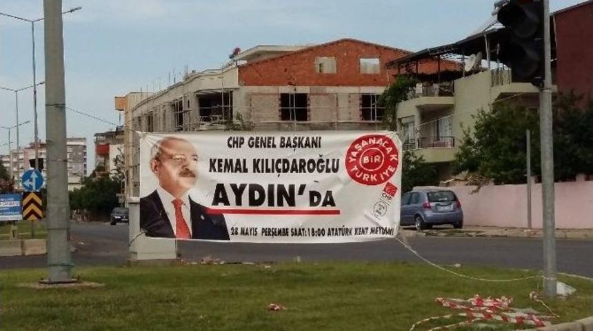 Liderlerin Pankartları Meydanlarda Asılı Kaldı