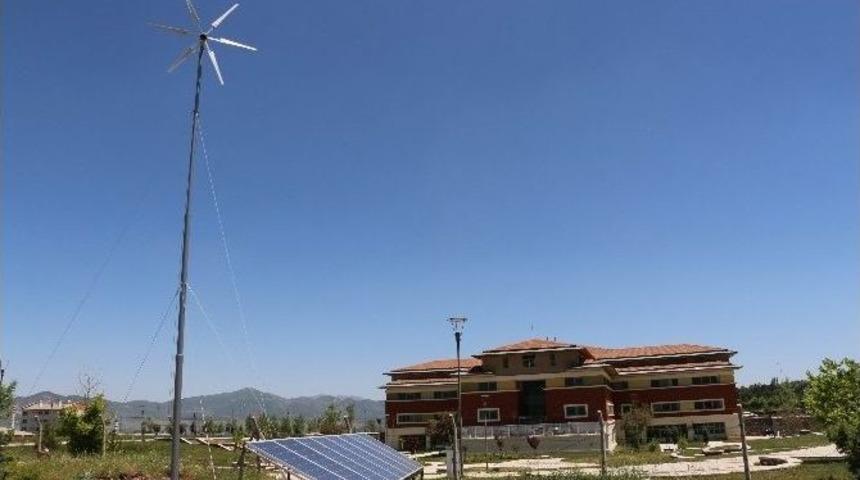 Seydişehir Ahmet Cengiz M&uuml;hendislik Fak&uuml;ltesi Enerjisini Hibrit Sistemle &Uuml;retiyor