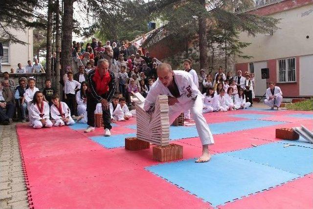 Tosya&rsquo;da Halk Eğitim Merkezi Sergisi A&ccedil;ıldı 1