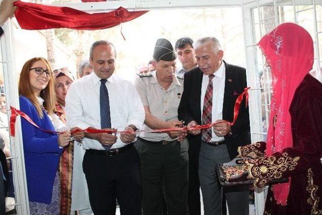 Tosya&rsquo;da Halk Eğitim Merkezi Sergisi A&ccedil;ıldı 2