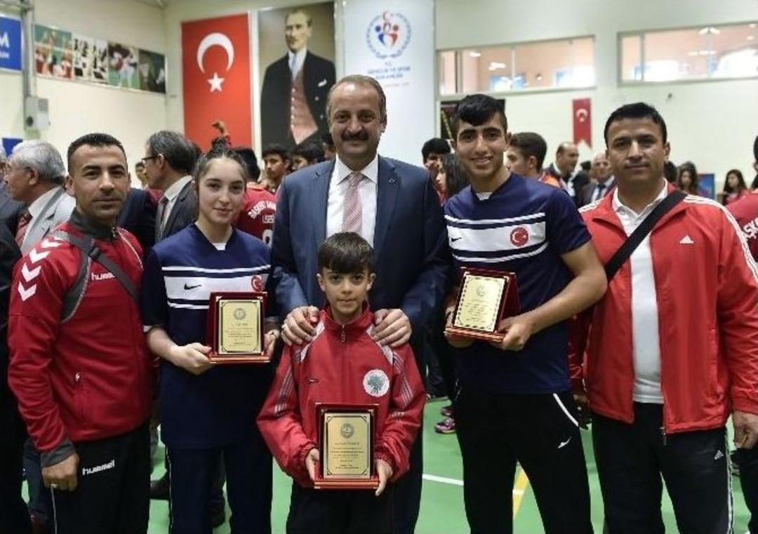 Mamak&rsquo;ta Yılın Sporcuları &Ouml;d&uuml;llendirildi