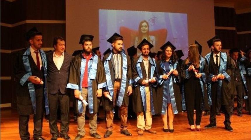 İletişim Fak&uuml;ltesi 18&rsquo;inci D&ouml;nem Mezunlarını Verdi