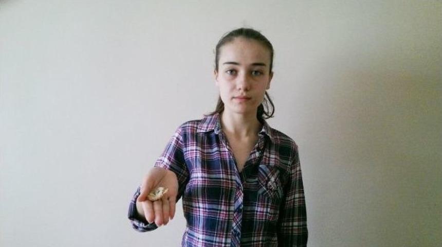 Ekmekten &Ccedil;ıkan Demir Par&ccedil;ası Gen&ccedil; Kızın Ağzını Kesti