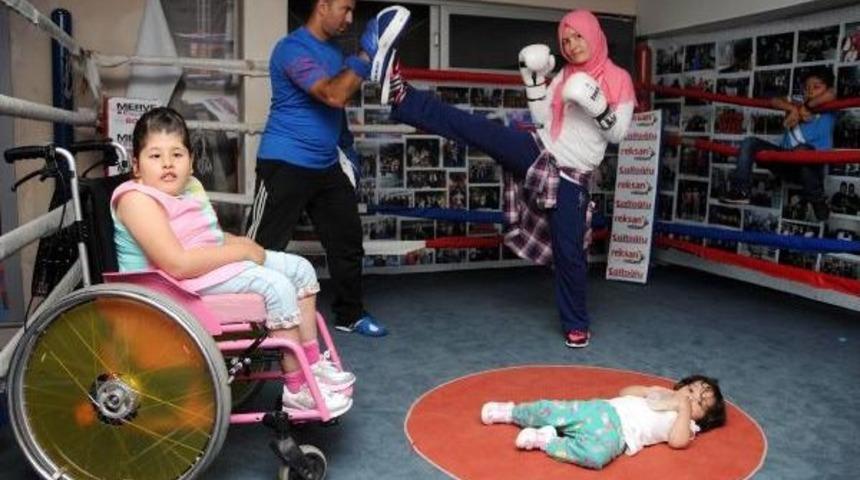 Engelli Kızı I&ccedil;in Başladığı 'muay Thai'de Şimdi Şampiyonalara Hazırlanıyor
