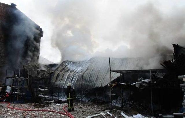 Plastik Boru Deposunda Korkutan Yangın 1