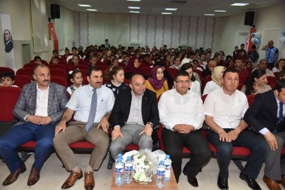 Başkan &Uuml;z&uuml;lmez, &Ouml;ğrenci Sergilerinde